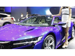 車展中經常能看到美女，但又沒有想過機械零部件加工能生產“車模美女”出來